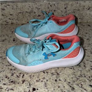 Under Armour surge 4 GS skyblue Capri Girls size 4 running to